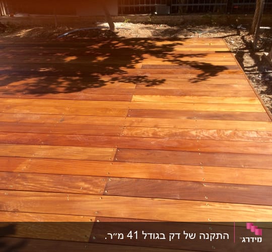 דק עץ חדש עם ברגים בשטח חיצוני